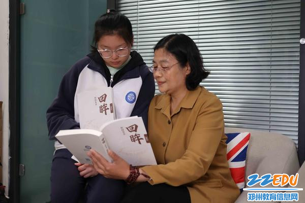 师生翻阅《回眸2022》新闻集萃