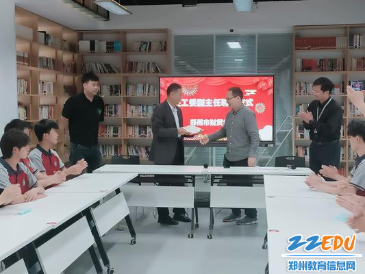 2.校党总支书记、校长徐会铃为李远征同志颁发聘书 2.校党总支书记、校长徐会铃为李远征同志颁发聘书