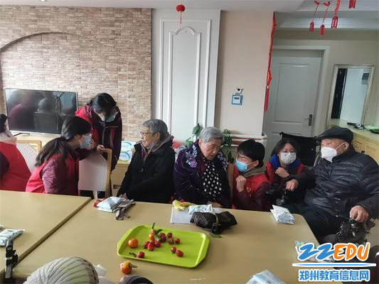 和爷爷奶奶们一起唠家常