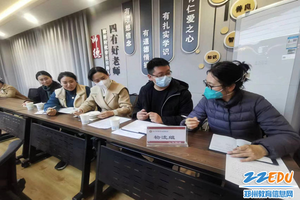 物流中心教研组成员交流讨论_副本