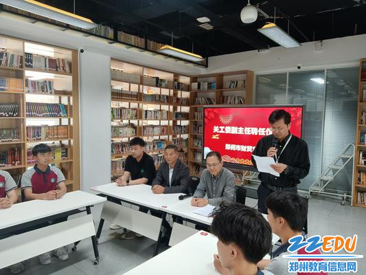 1.校党总支副书记丁向群主持聘任仪式 1.校党总支副书记丁向群主持聘任仪式