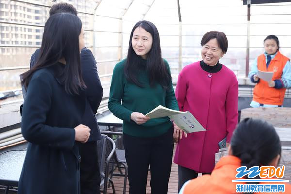 沈芸处长向授课教师了解劳动课规划开展情况