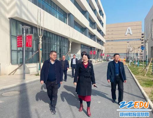 张献雨校长带领督学一行深入校园