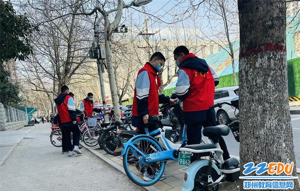 摆放乱放的单车和电动车