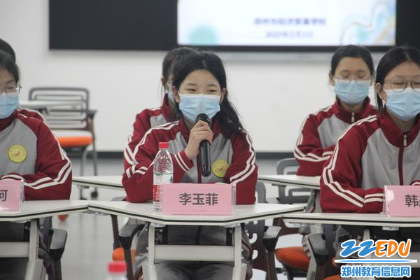 学生代表李雨菲谈上课感受