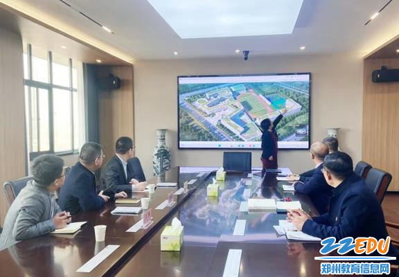 校长张献雨向督学一行介绍校园设计