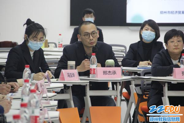 语文组组织组内教师教研