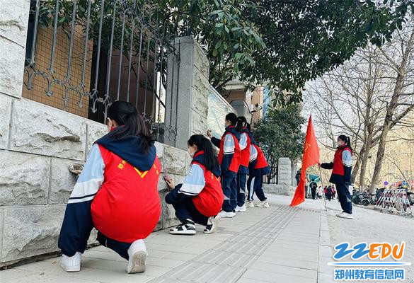 清洁校外围墙和宣传栏