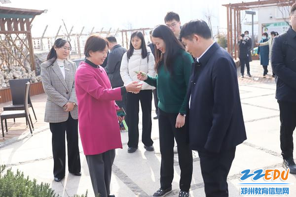 调研组参观学校阳光农场