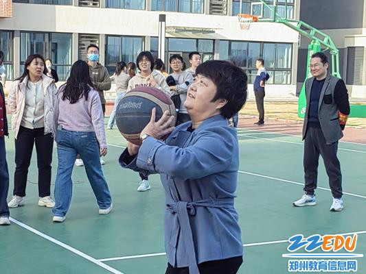 党总支副书记丁红带领女同志们赛场“拼杀”