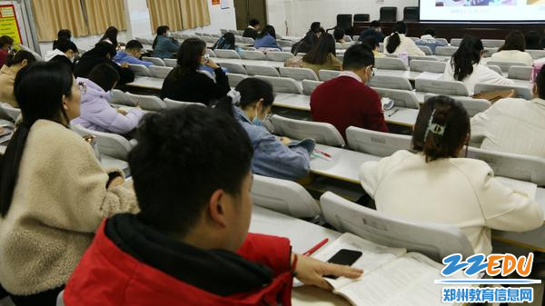 青年教师在认真学习_副本