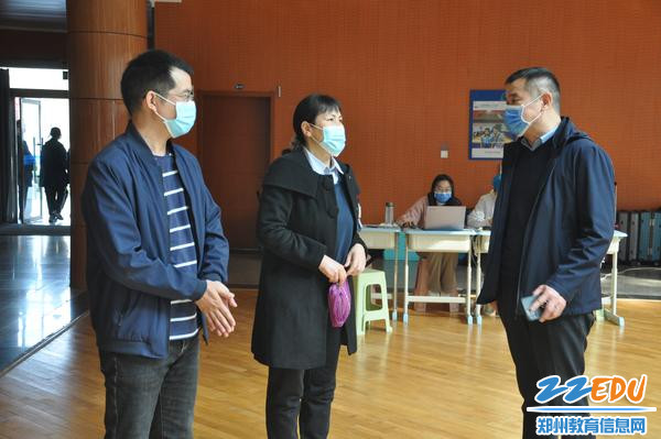 1.保健站副站长杨俊芬到学校检查学生健康体检与视力监测工作
