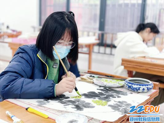 参赛选手意凝神聚，挥笔泼墨，精心勾画