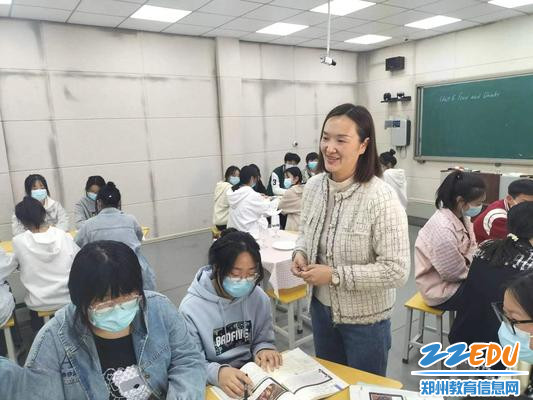 4吕文佳老师走近学生身边答疑解惑