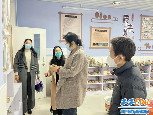 郑州市劳动、综合实践活动教研员曹淑玲老师参观新郑市第二实验小学”陶艺工坊”