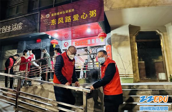 学校党总支书记王钧和副校长范君召投入服务的身影
