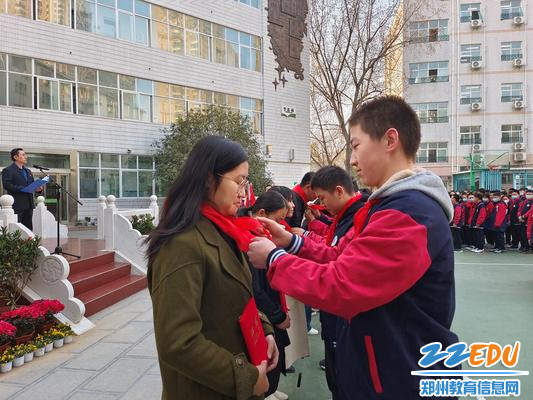 各班少先队员代表为各中队辅导员佩戴鲜艳的红领巾