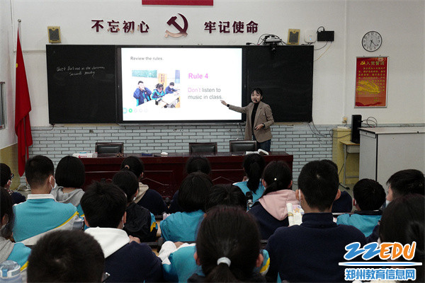 3.英语组展示汇报教师张晓