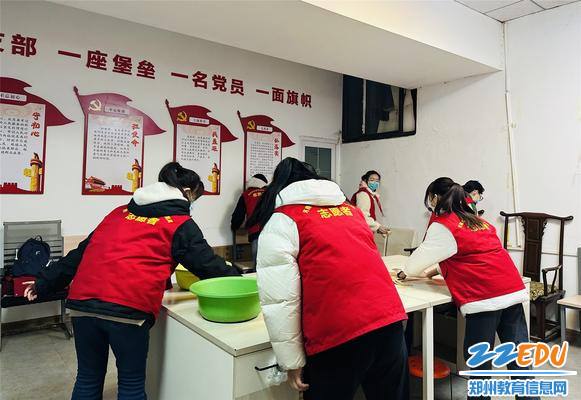 小小志愿者也要发光发热