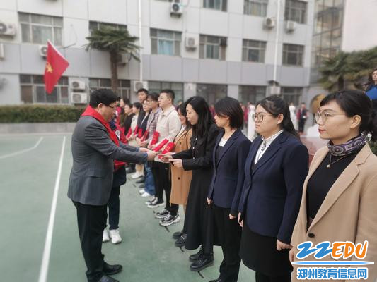郑州57中党委书记徐谦为各中队辅导员颁发聘书