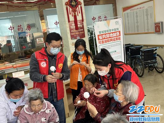 4志愿者细心帮助老人一起完成作品