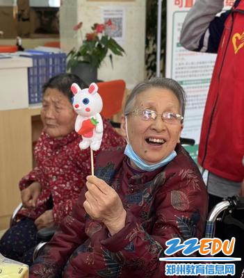 6老人开心的展示自己的作品