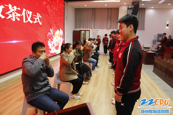 学生代表为辅导教师敬茶_副本
