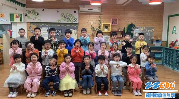 4.中班幼儿学习三八节手势舞,向妈妈送祝福