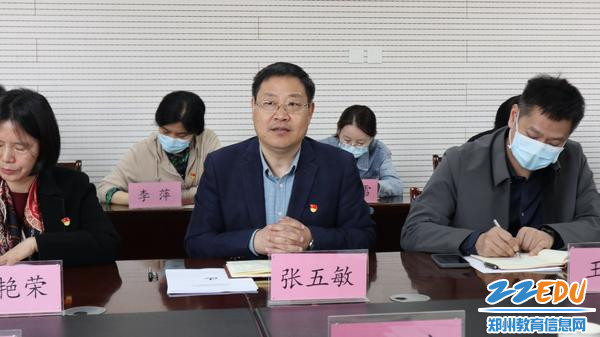 市教科所党支部书记、所长张五敏作工作汇报