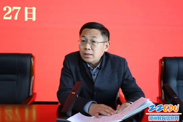 郑州市第一〇七高级中学副校长李旭安排教学工作