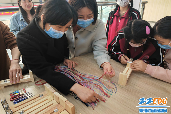 老师们挑选自己想要编织的颜色_副本