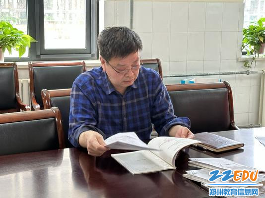 李志刚副校长仔细翻阅各学科教学设计