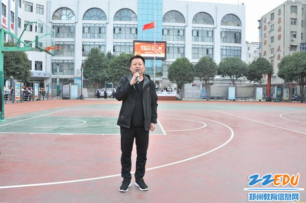 学校党支部书记周卫红致开幕辞