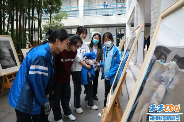 同学们认真欣赏展览的美术作品