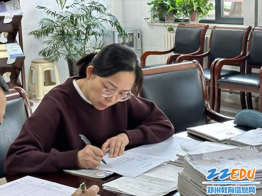 教研组长认真记录分析教学设计评价表