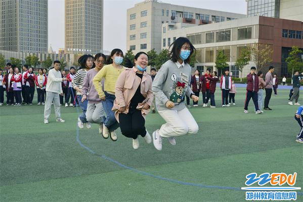 齐心协力跳大绳