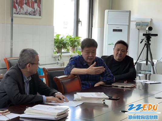 李志刚和与会人员交流教学设计评价情况
