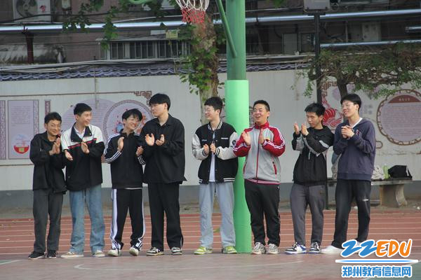 同学们为自己的老师加油助威