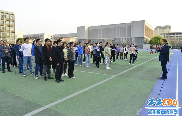 纪委书记陈建兴为全体女教师送上祝福
