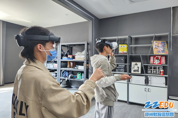 学生体验VR技术_副本