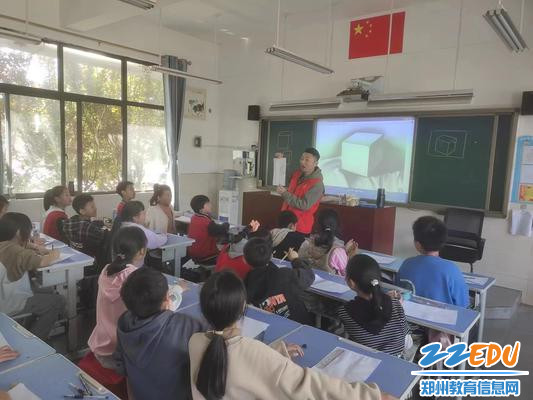 师童老师为六年纪学生教授素描课程