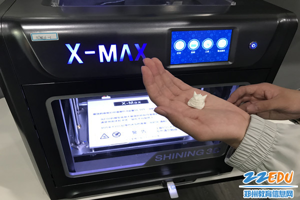 学生体验3D打印技术_副本