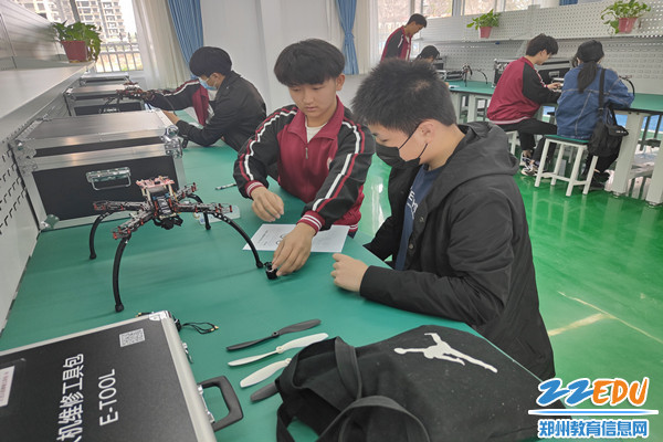 学生体验无人机组装技术_副本