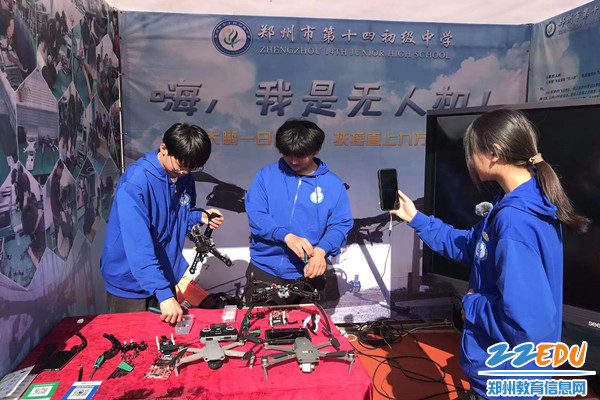 第十四初级中学学生参加劳动学科展评活动_副本