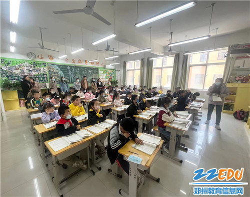 图2到育林小学教室观察班级中的融合氛围以及特殊教育学生课堂学习情况