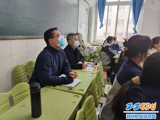 邀请郑州市中等职业学校班主任工作研究与指导中心秘书长郭广一作为此次优质班会公开课评委