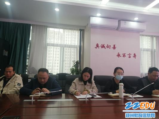 中层干部认真学习“两会”精神