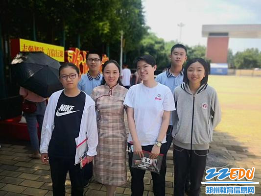 送考中韩春换老师与学生亲切合影