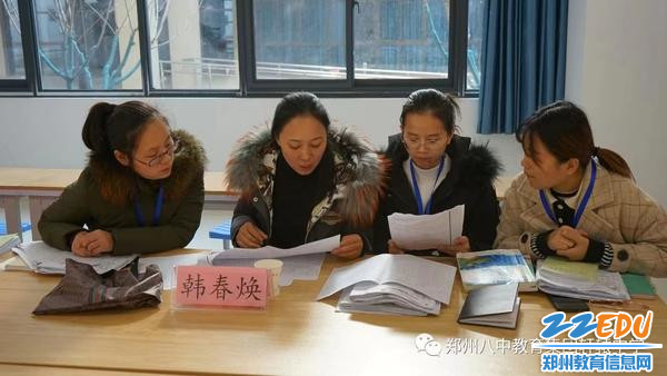 韩春换老师在给青年教师指导