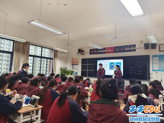 青年教师慕林芳在平板班展示